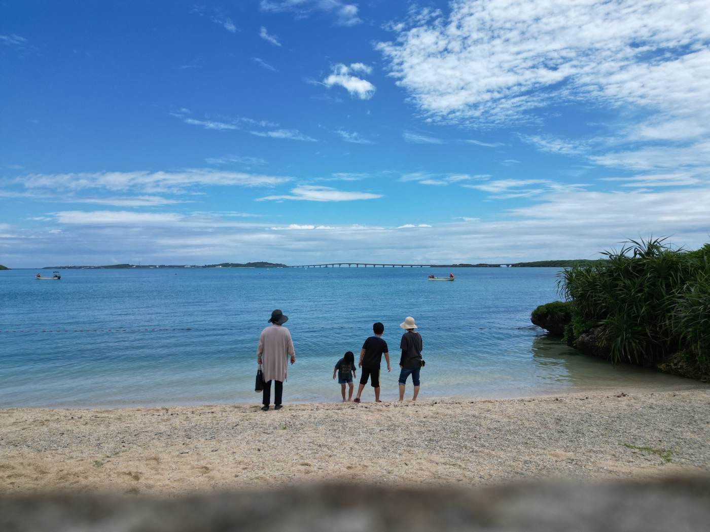 狩俣近海の海。穏やかな浅瀬と沖の眺め